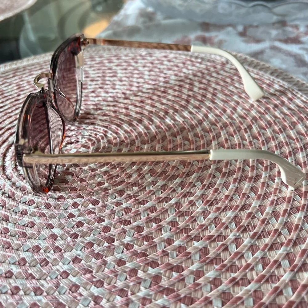 Chic Tortoiseshell Sunglasses with Cream Details